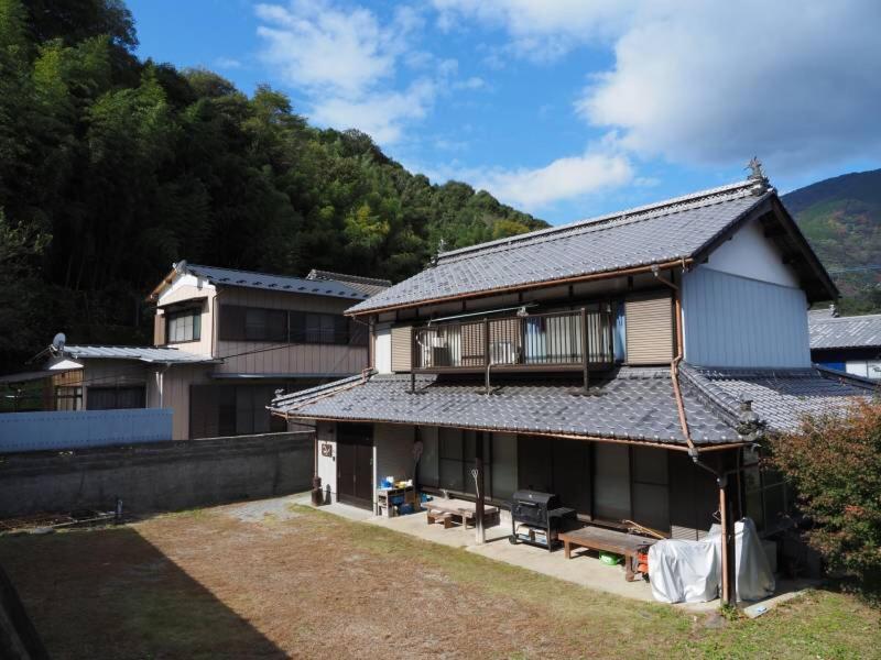 四国旅行のhub拠点 古民家ゲストハウス Heso Camp Миёси Экстерьер фото